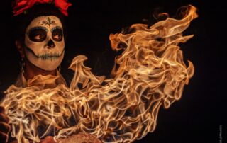 Portrait maquillé sous le thème du Día de los Muertos avec des flammes en arrière-plan