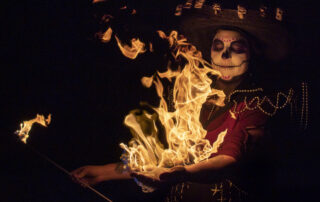 Portrait maquillé sous le thème du Día de los Muertos avec du Feu.