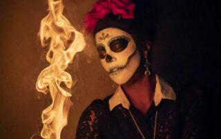 Portrait maquillé sous le thème du Día de los Muertos avec du Feu.