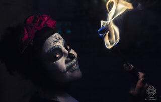 Portrait maquillé sous le thème du Día de los Muertos avec du Feu.