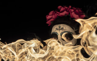 Portrait maquillé sous le thème du Día de los Muertos avec du Feu.